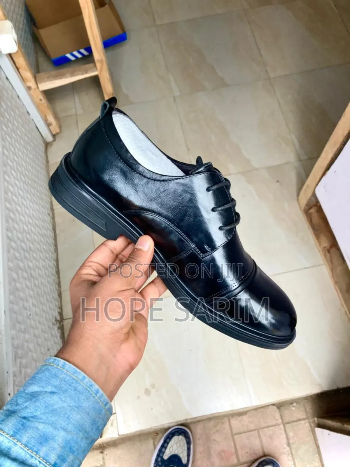 በጥቁር የሱፍ ጫማ