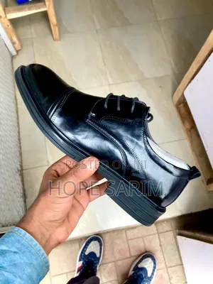 በጥቁር የሱፍ ጫማ