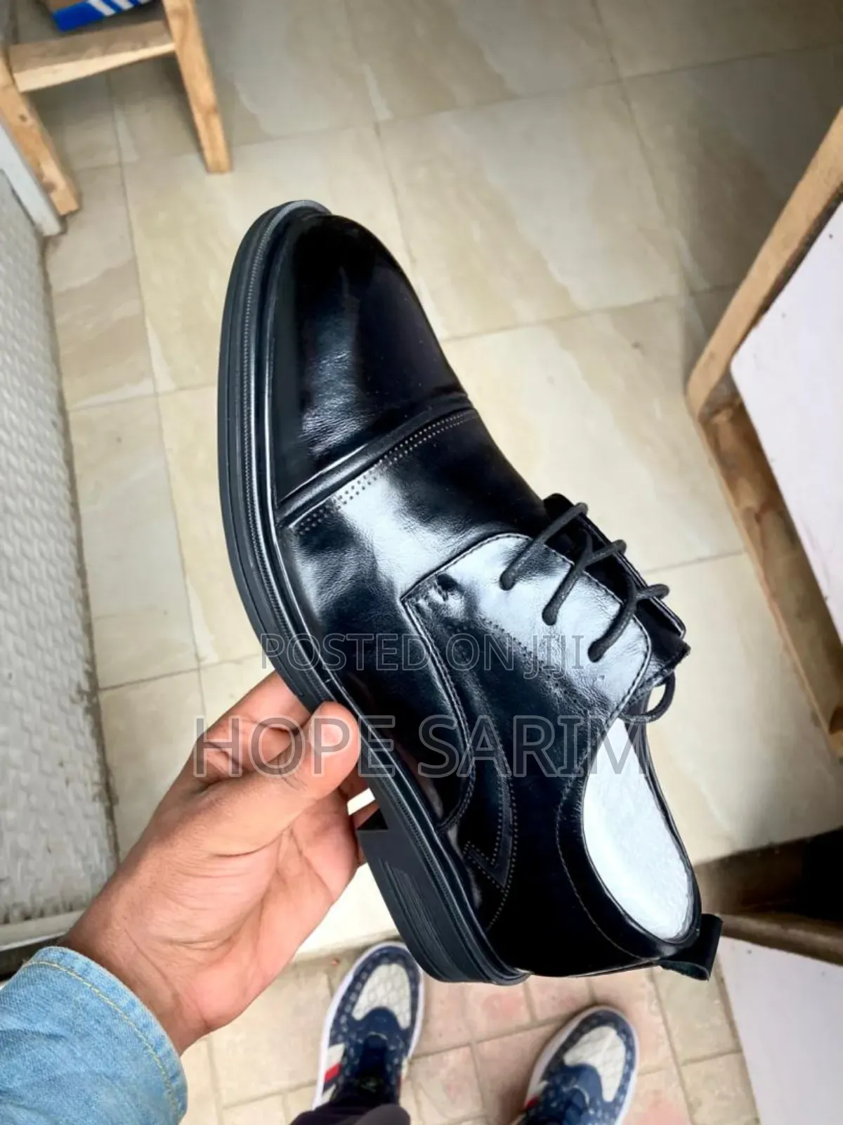 በጥቁር የሱፍ ጫማ