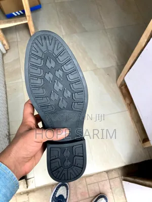 በጥቁር የሱፍ ጫማ