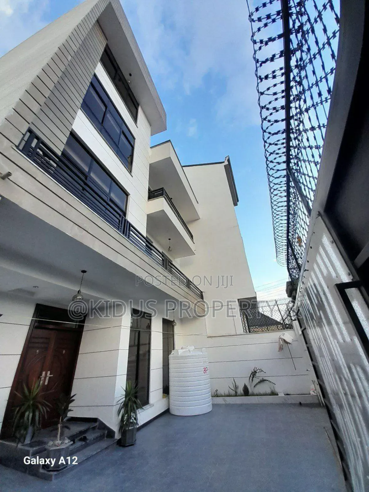 8bdrm Townhouse/Terrace in Lafto for sale