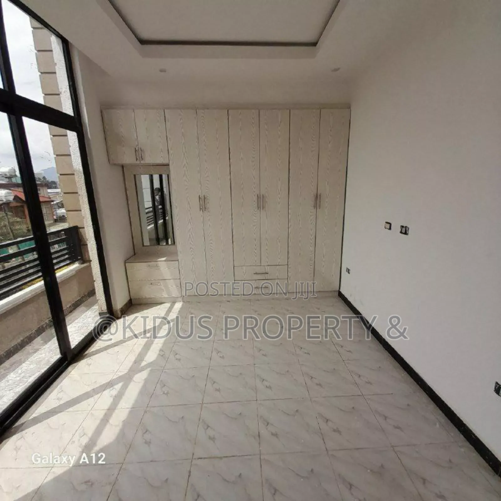 8bdrm Townhouse/Terrace in Lafto for sale