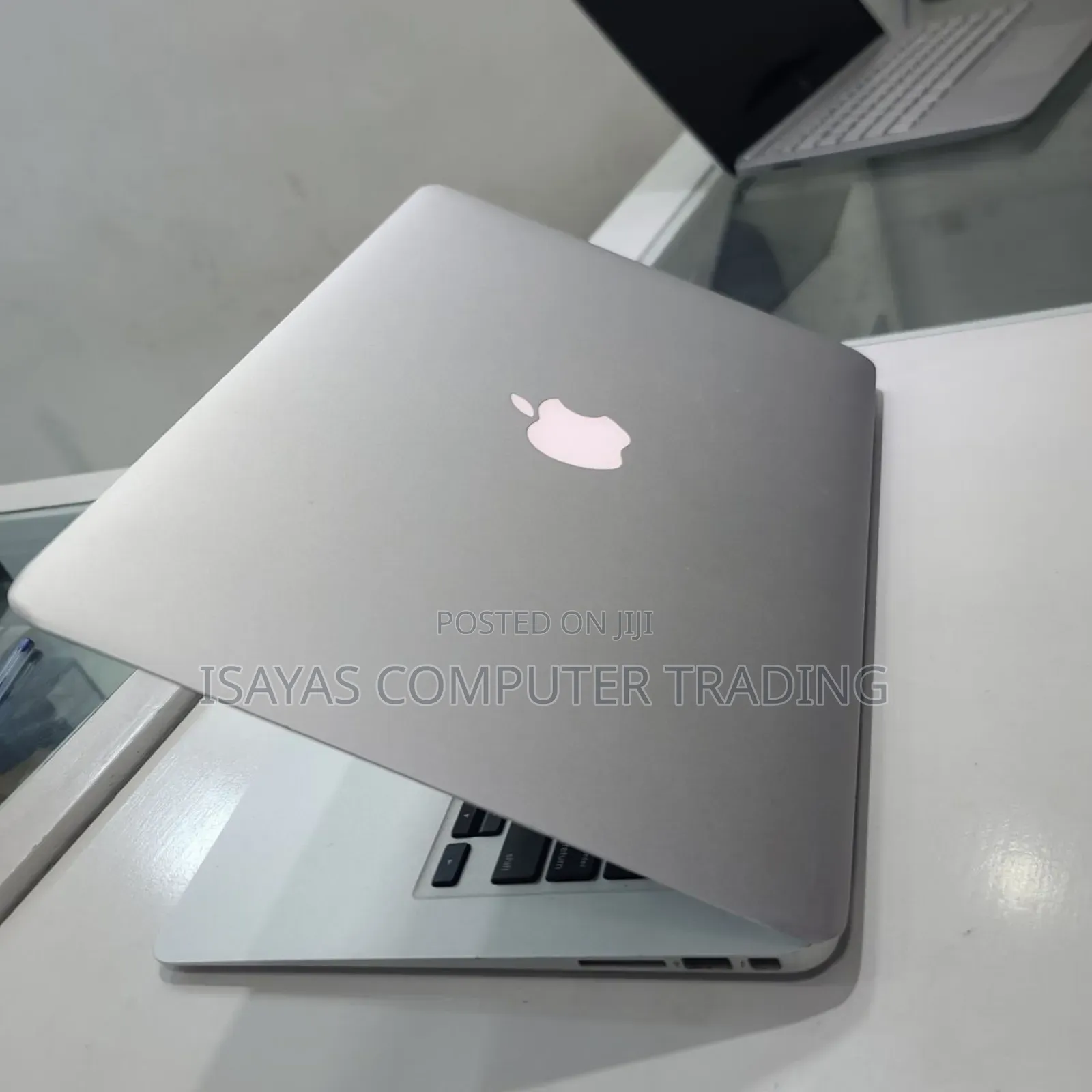 New Laptop Apple MacBook 2015 8GB Intel Core I5 SSD 128GB