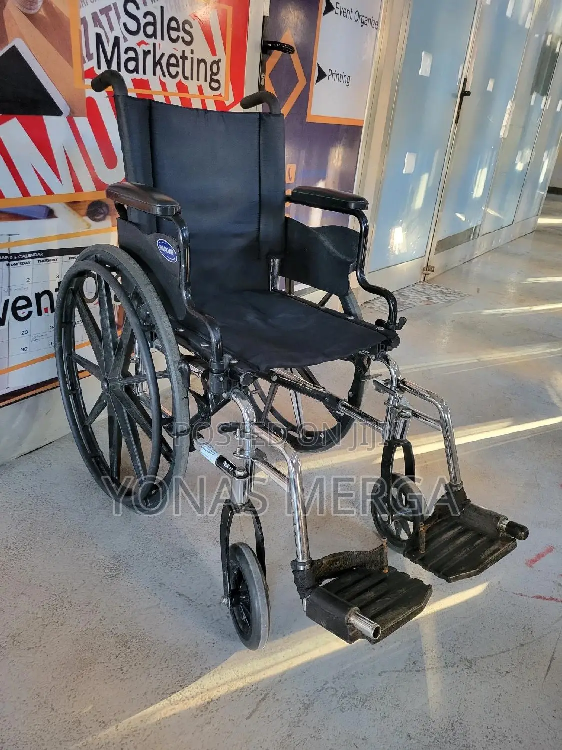 Normal Wheelchair郎籮wheelchair Is Built With a Padded and Sturdy Back