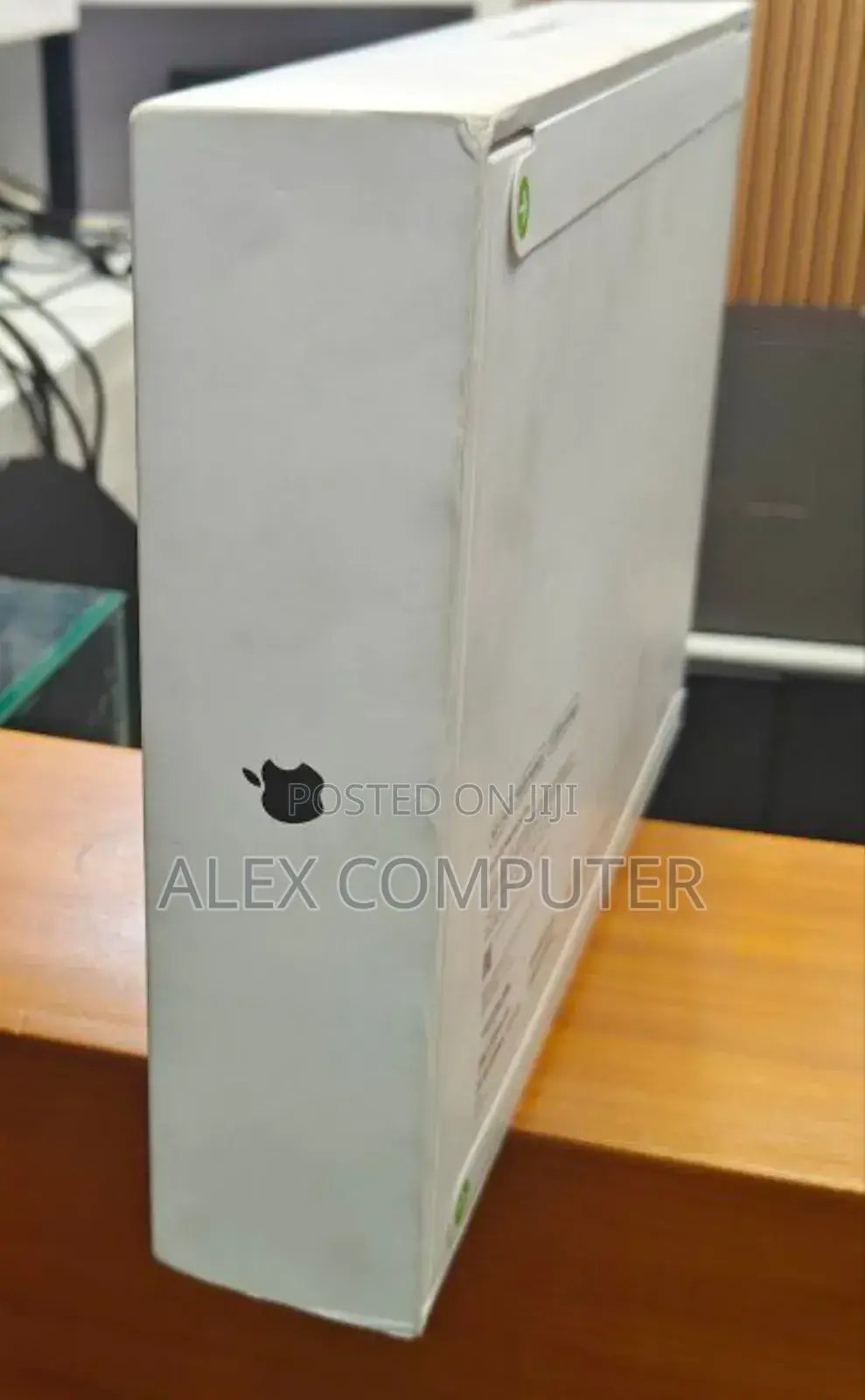 New Laptop Apple Macbook Pro 2025 M5 14-Inch 16GB SSD 512GB