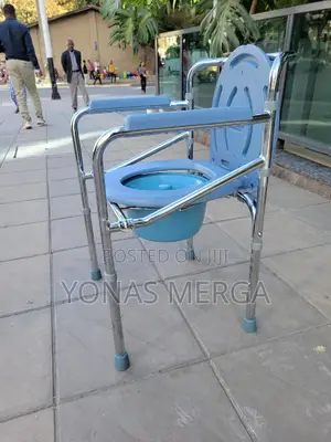 Photo - 3-in-1 Functionality - Use Toilet Chair柒望commodo Chair蛋孩bathroom Kits