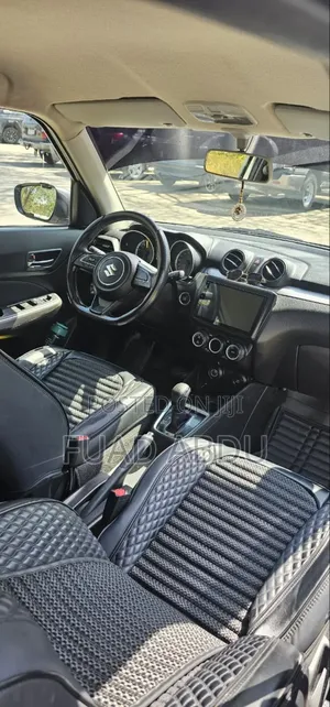 Suzuki Swift 2022 Silver