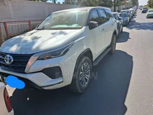 Photo - Toyota Fortuner 2.7 AWD 2020 White