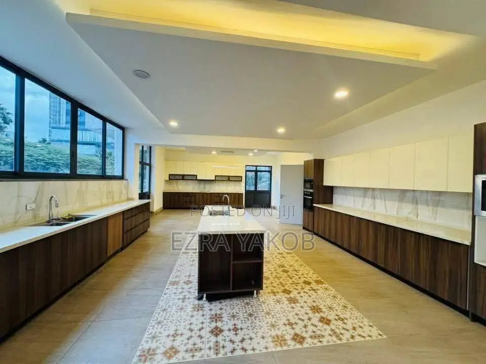 9bdrm House in House, Bole for rent