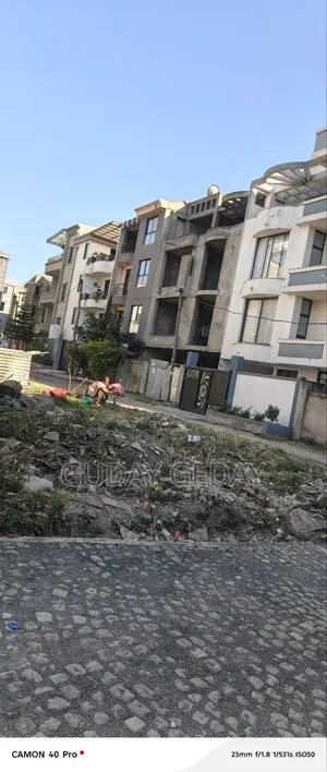 94 ካሬ መሰረት ኤል ላይ