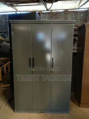 Modern Closet Made of Quality Laminated MDF