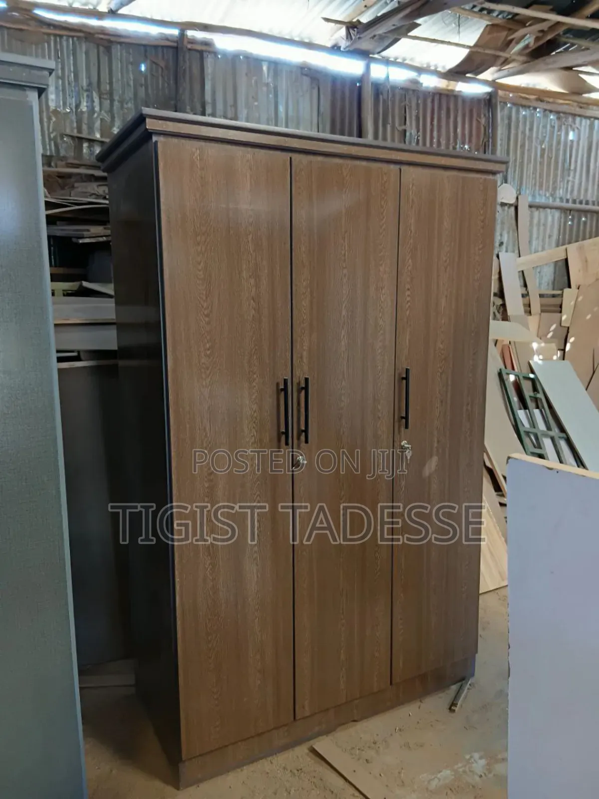 Modern Closet Made of Quality Laminated MDF