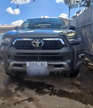 Photo - Toyota Hilux 2021 Green