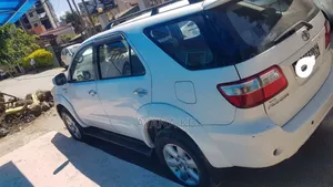 Toyota Fortuner 2.7 RWD 2012 White