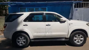 Toyota Fortuner 2.7 RWD 2012 White