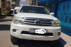 Photo - Toyota Fortuner 2.7 RWD 2012 White