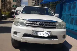 Toyota Fortuner 2.7 RWD 2012 White