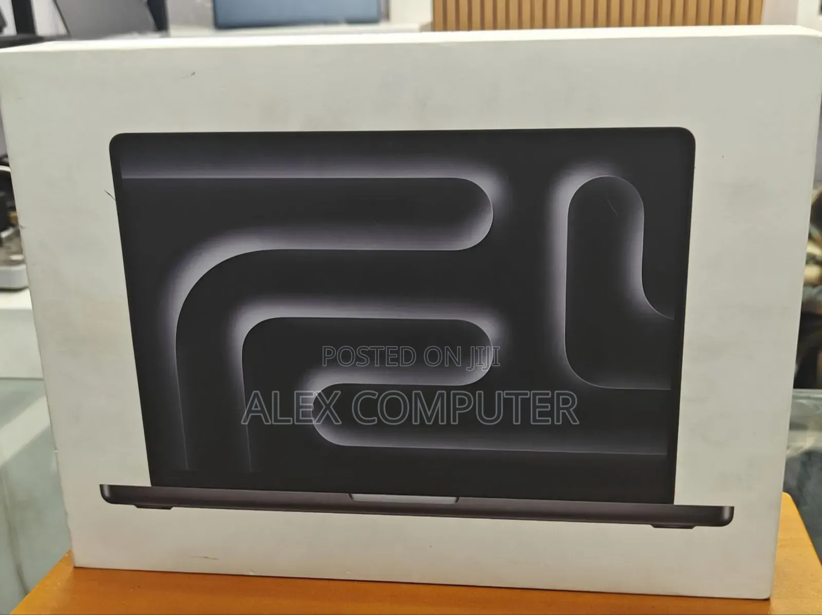 New Laptop Apple Macbook Pro 2025 M5 14-Inch 16GB Apple M4 SSD 512GB