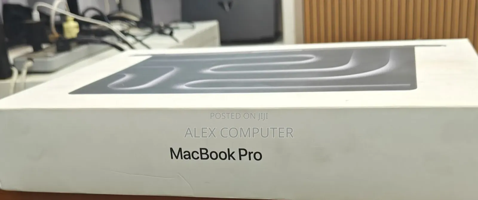 New Laptop Apple Macbook Pro 2025 M5 14-Inch 16GB Apple M4 SSD 512GB