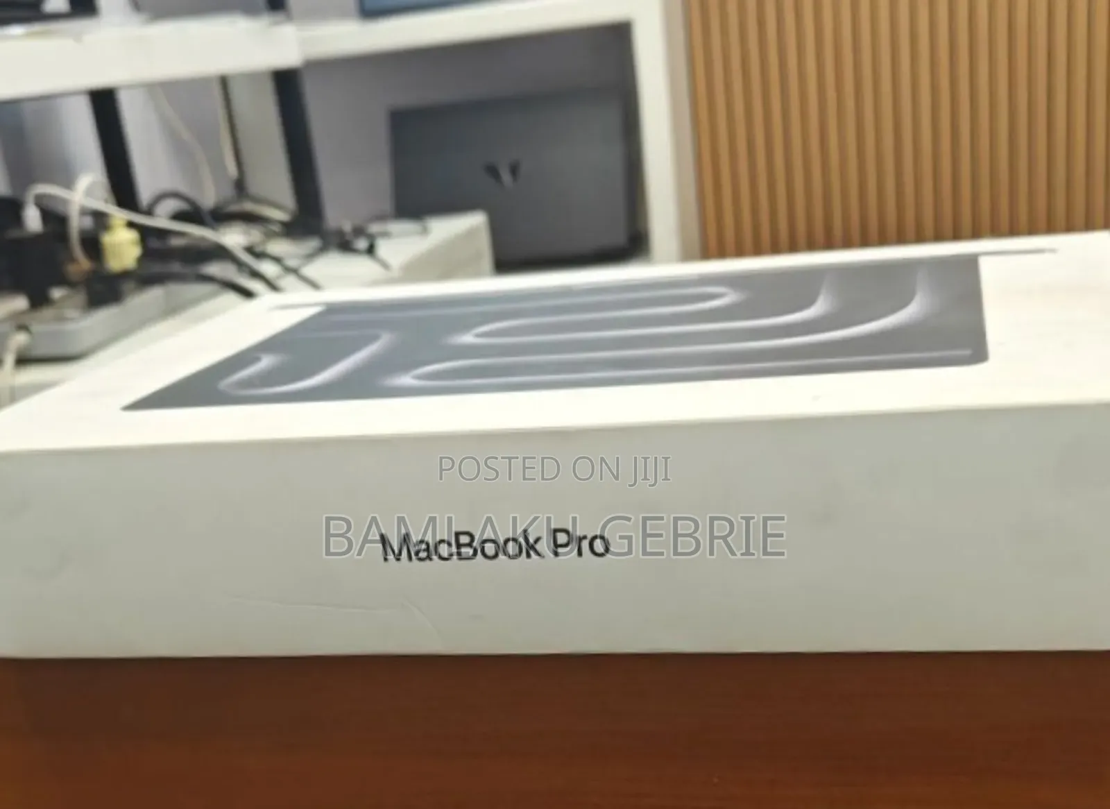 New Apple Macbook Pro 2025 M5 14-Inch 16GB Apple M4 Pro SSD 512GB