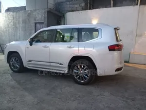 New Toyota Land Cruiser LC300 2025 White
