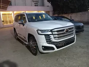 New Toyota Land Cruiser LC300 2025 White