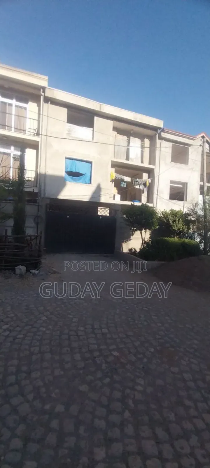 5bdrm Townhouse/Terrace in Akaky Kaliti for sale