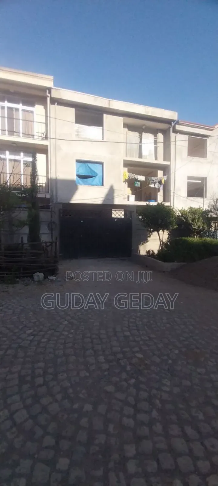 5bdrm Townhouse/Terrace in Akaky Kaliti for sale