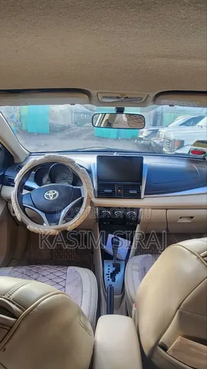 Toyota Yaris L Hatchback 5dr 2015 Silver