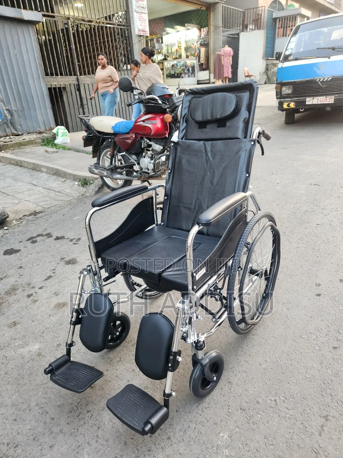 Four in One Multifunctional Commode Wheelchair鳵的wheelchair建設wheelchair
