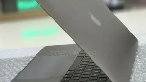 New Laptop Apple MacBook Pro 2017 16GB Intel Core I7 SSD 512GB