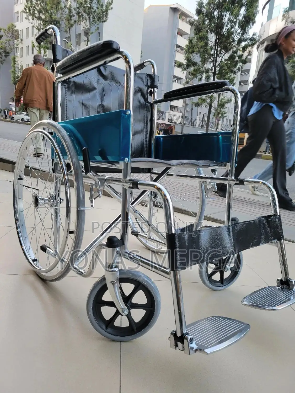 Folding Wheelchair// Bigger Rear Wheels With Dual Braking Mechanism