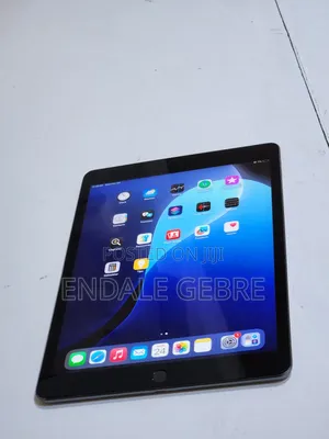 Photo - New Apple iPad Pro 12.9 (2020) 64 GB Gray