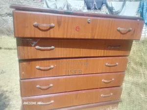 Photo - በጥሩ ይዟታላይ ያለ የልብስ ሼልፍ1 M ጎን ×110m ቁመት