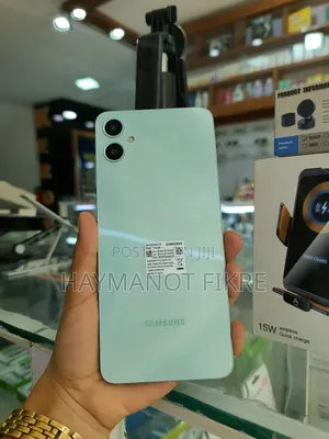 Photo - New Samsung Galaxy M05 64 GB Green