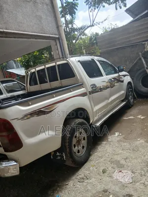 Toyota Hilux 2010 White