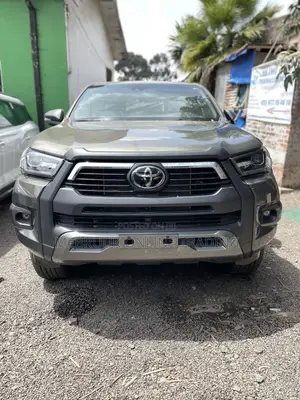 Photo - New Toyota Hilux 2025 Gray