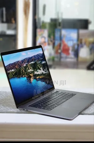 New Laptop Apple MacBook Pro 2017 16GB Intel Core I7 SSD 512GB