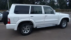 Photo - Nissan Patrol 2001 White