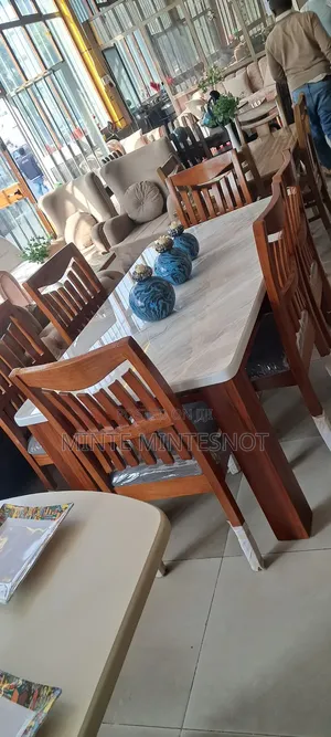 ምርጥ ምርጥ Dining Table