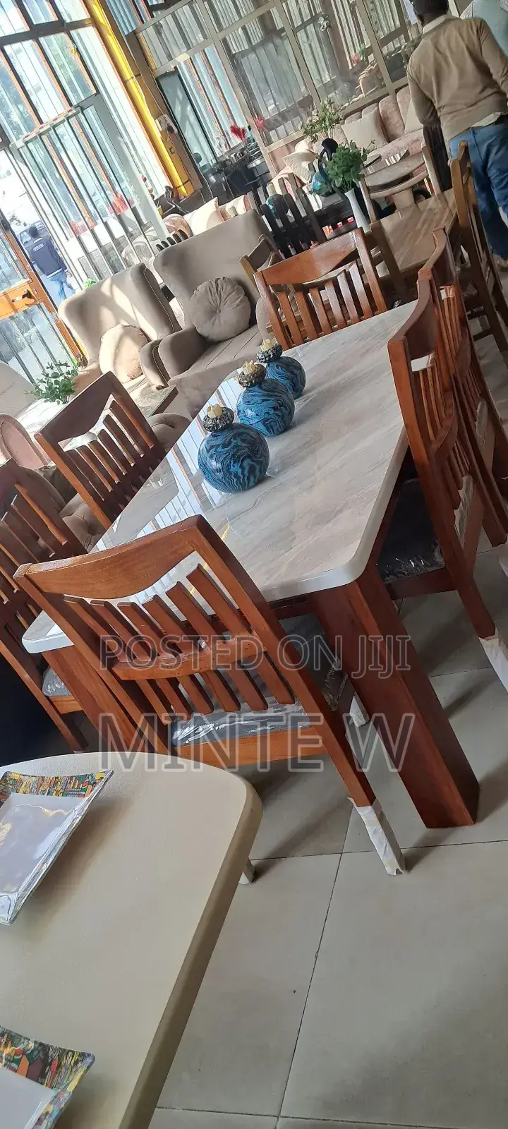 ምርጥ ምርጥ Dining Table