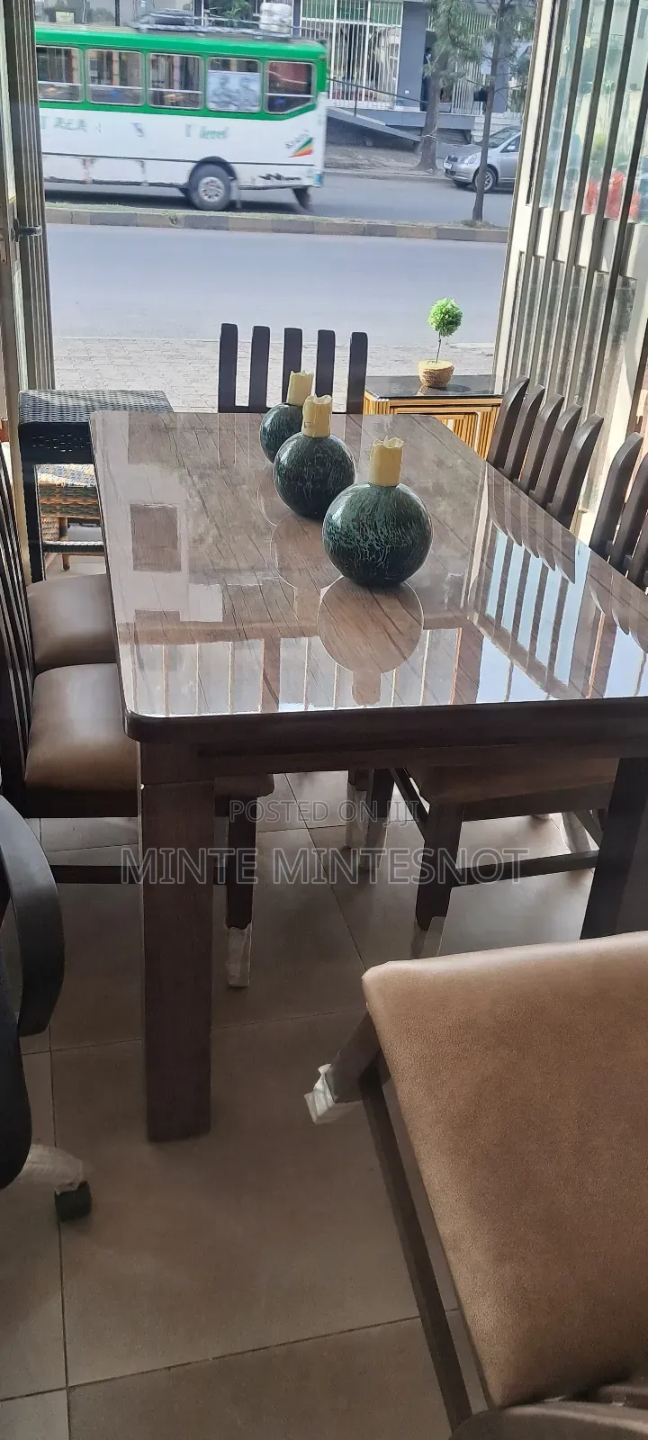 ምርጥ ምርጥ Dining Table