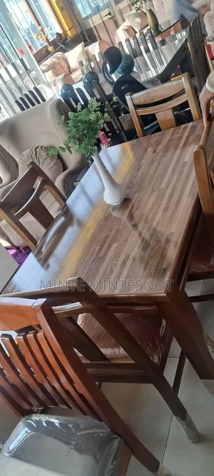 ምርጥ ምርጥ Dining Table