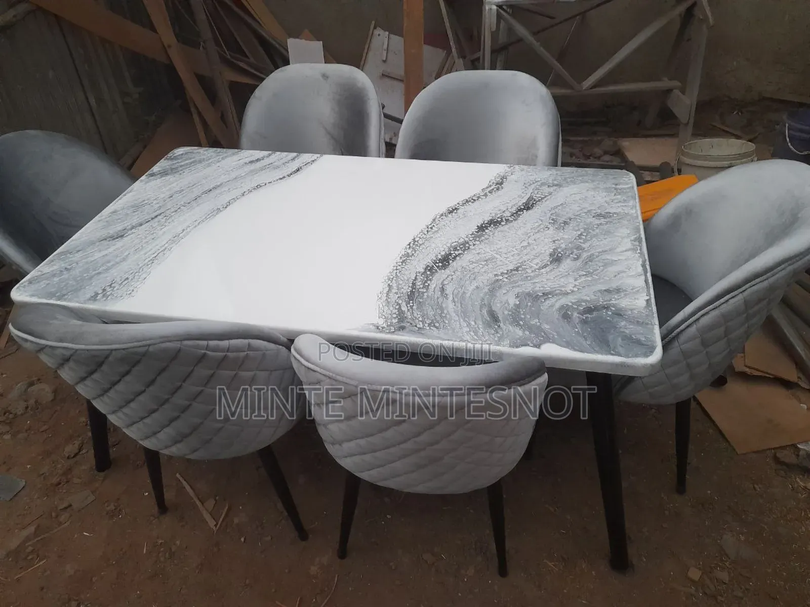 ምርጥ ምርጥ Dining Table
