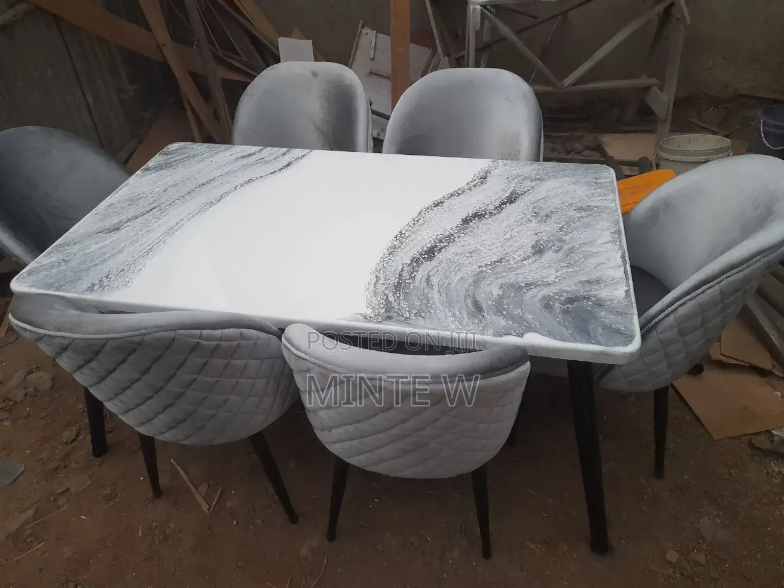 ምርጥ ምርጥ Dining Table