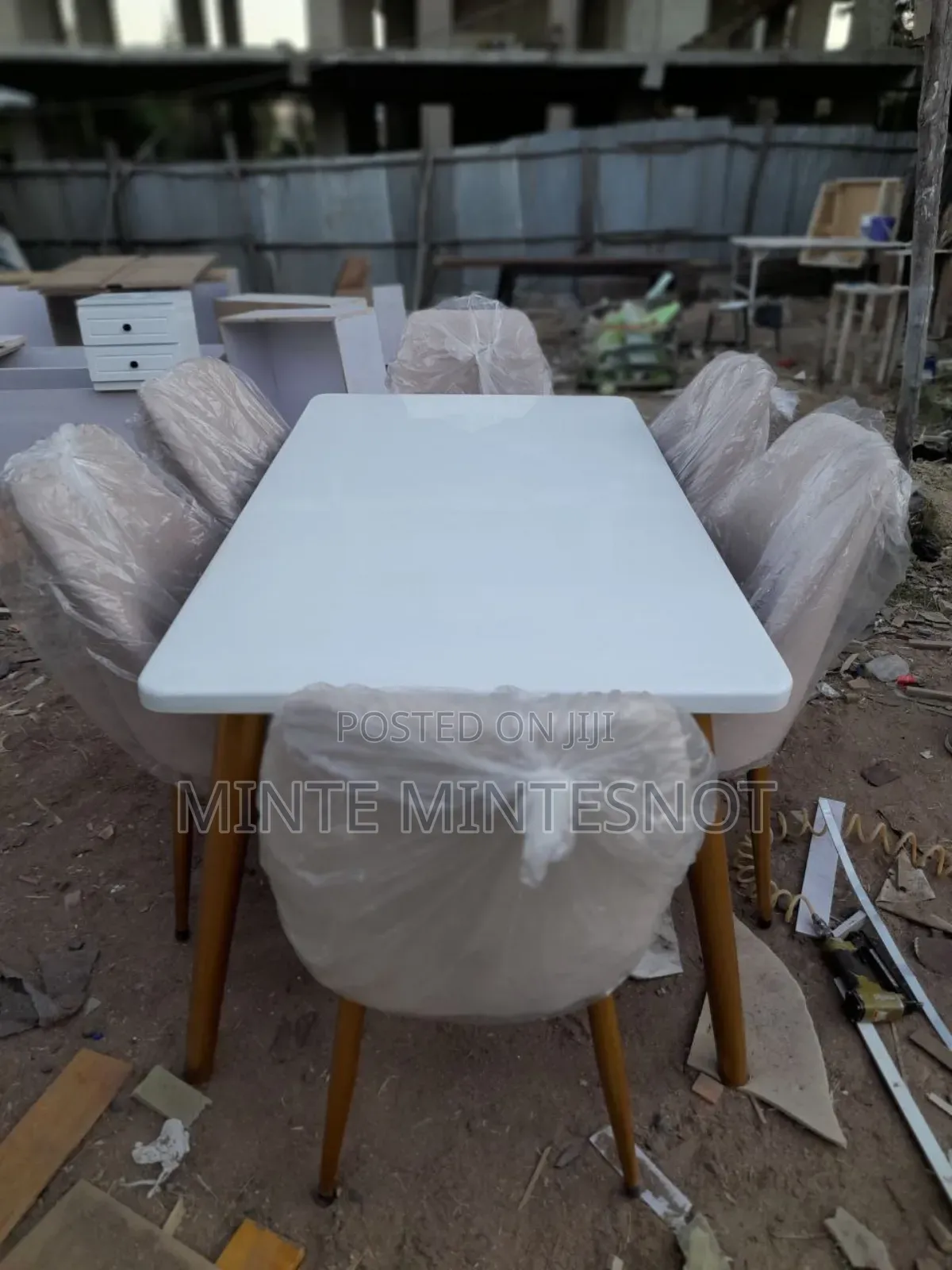 ምርጥ ምርጥ Dining Table