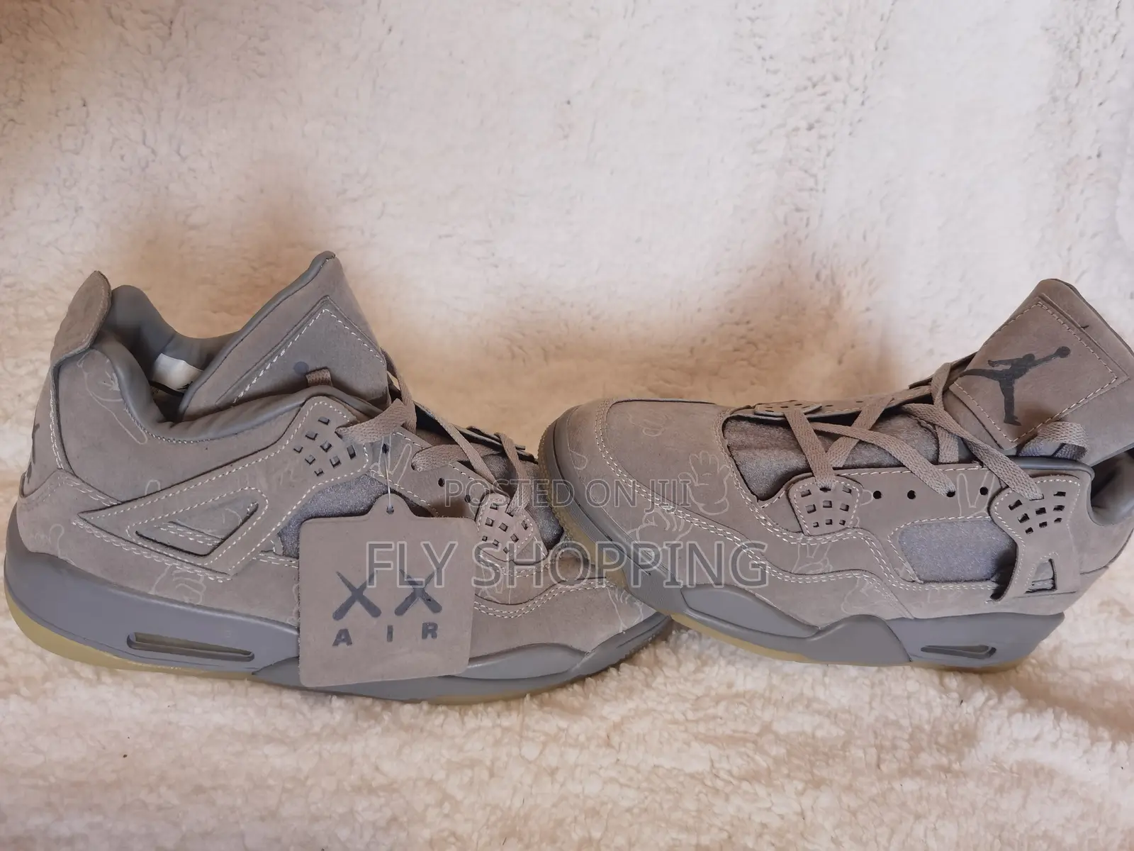 Air Jordan 4 Retro X Kaws – ከፍተኛ ጥራት ያለው ግራይ ሱዌድ የተሠራ ስኒከር