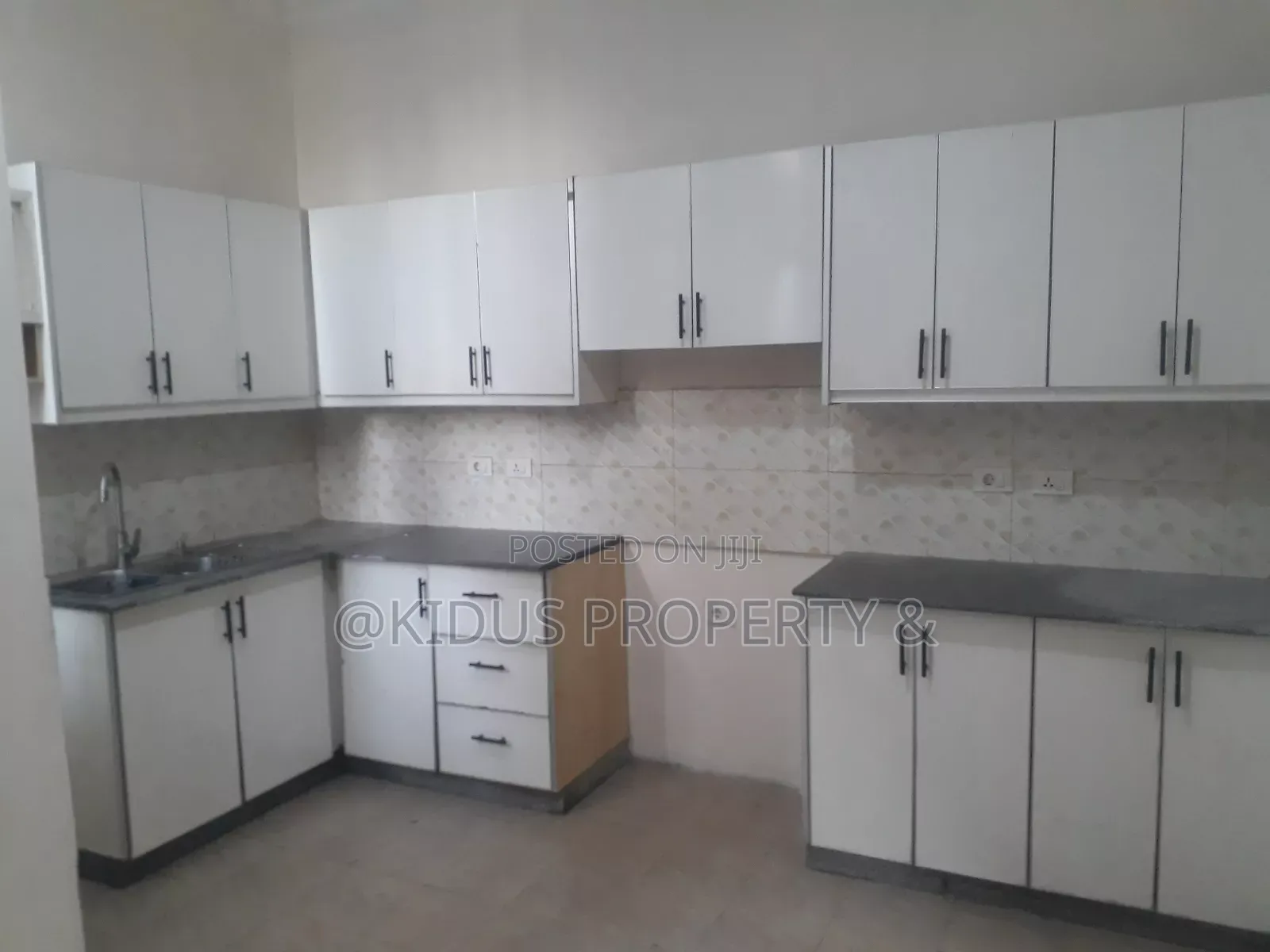 6bdrm Villa in Around Nasswe, Nifas Silk-Lafto for rent