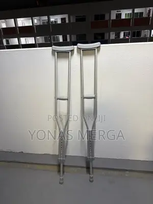 Photo - Crutches Fir Leg Injuries鹼核crutches//Professional Medical Advice.