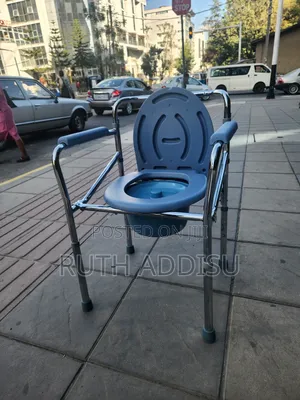 Photo - Commode Chair雞肉brand New Toilet Chair者或strong Commode Chair Medical